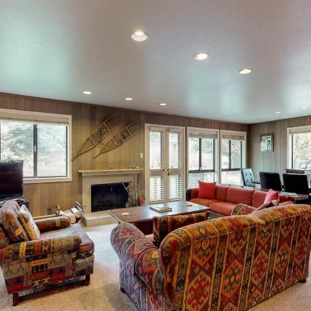 Cozy Cottonwood Getaway Apartment